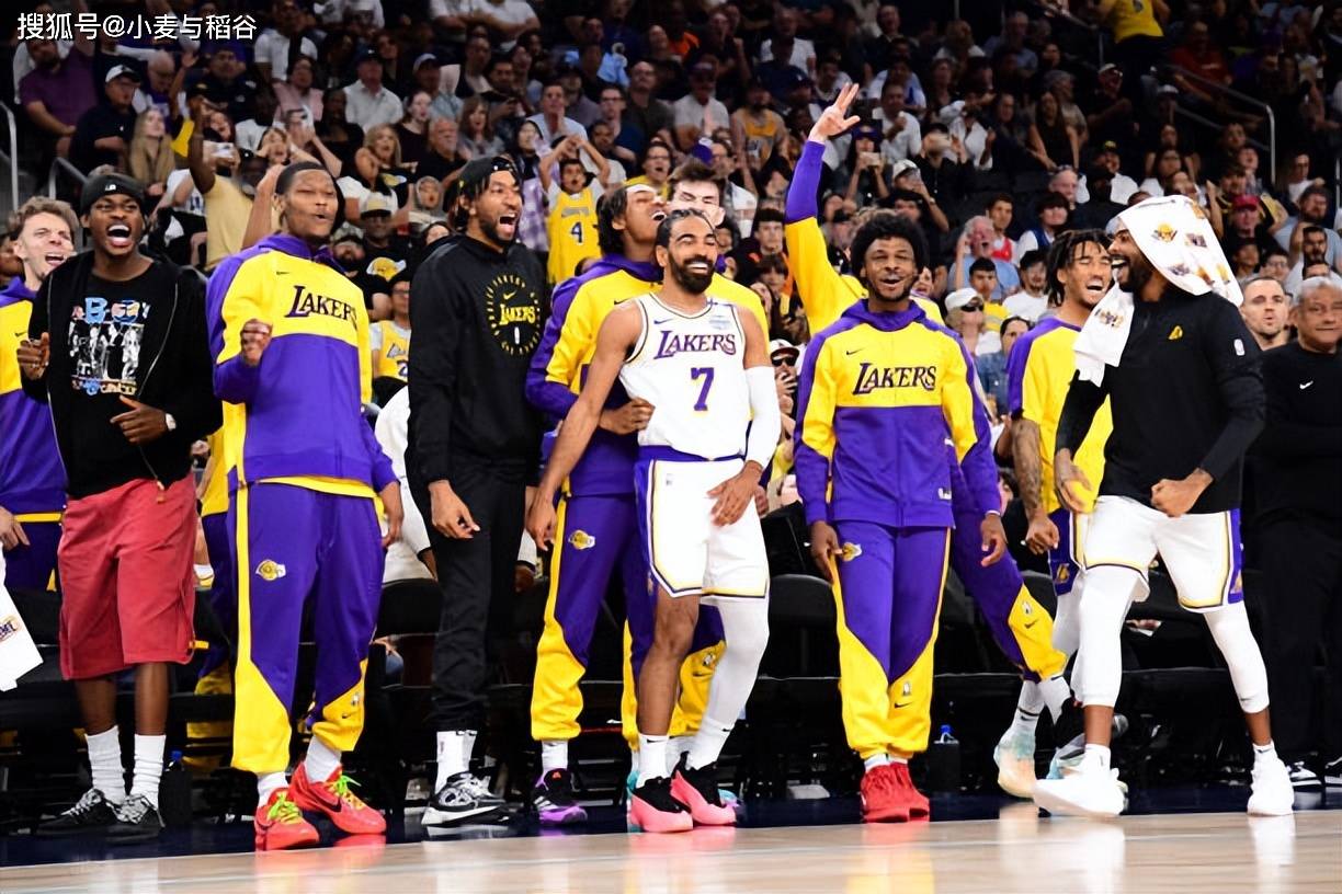 乔治娜晒在卡塔尔海边照片，蓝色紧身连衣裙尽显曼妙身姿（乔治娜分享卡塔尔海边美照，蓝色紧身裙勾勒婀娜曲线）