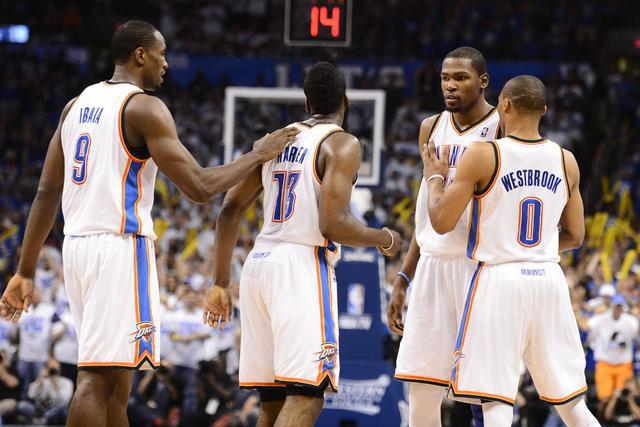 致敬CP3！快船主场球迷之墙摆满了保罗“空接之城”时期的球衣（向CP3致意！快船主场球迷墙挂满保罗“空接之城”时代球衣）