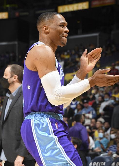 足协主席宋凯现身成都，徐正源、韦世豪、胡荷韬在酒店迎接（足协主席宋凯抵蓉，徐正源、韦世豪、胡荷韬酒店迎接）